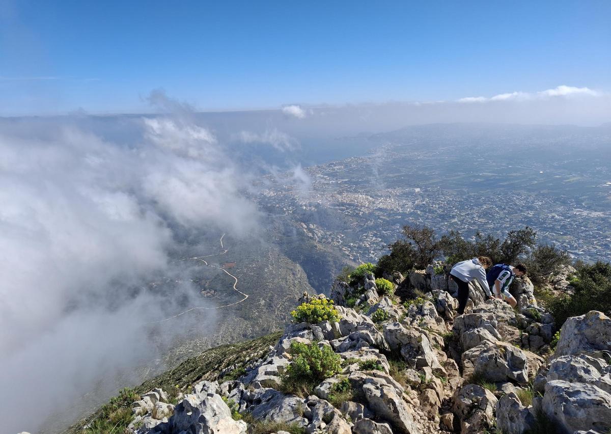 Un mar de nubes en el Montgó (imágenes)