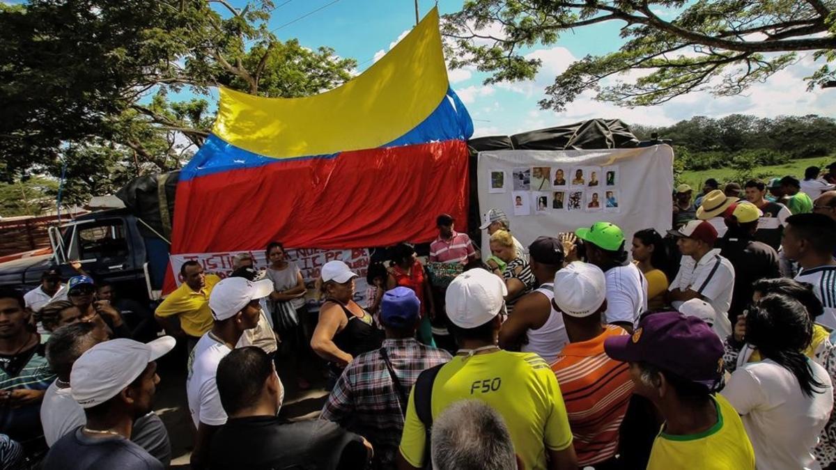 Manifestantes bloquean una autopista que conecta Venezuela y Brasil, en Tumeremo, en protesta por las desapariciones de los mineros, el 8 de marzo.
