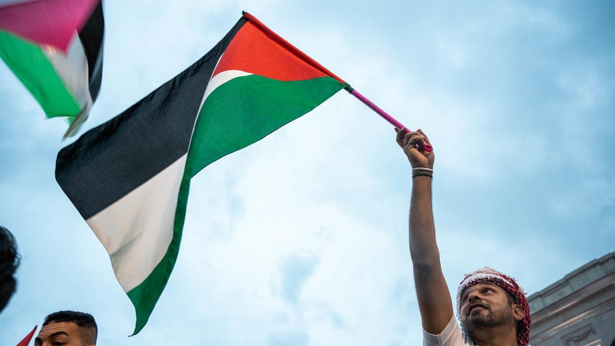 Un hombre con una bandera de Palestina durante una manifestación en apoyo al pueblo palestino, desde la Puerta del Sol, a 15 de octubre de 2023, en Madrid (España).