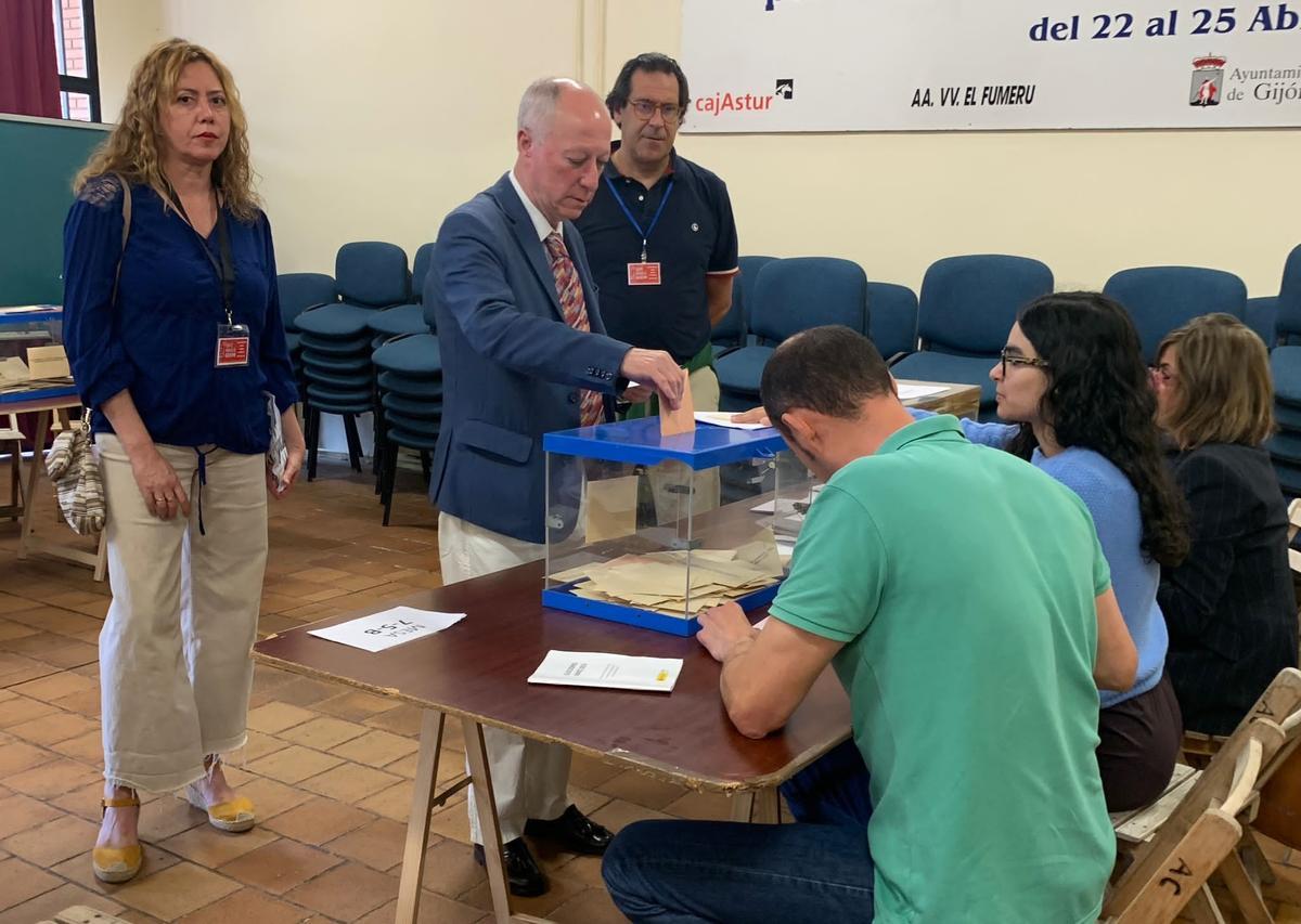 José María Suárez Braña, Pepín, votando esta mañana.
