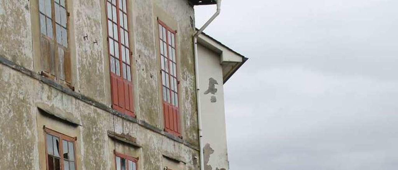 Fachada de una vivienda de la calle Puerta de la Villa desde donde es habitual que se desprendan materiales.