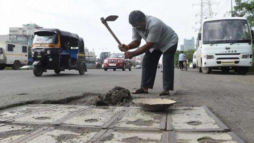 Un hombre sella 600 baches en las carreteras de la India tras la muerte de su hijo