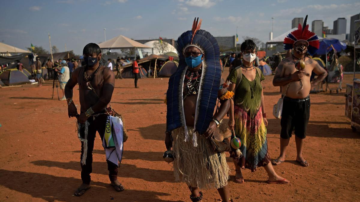 Un grupo de indígenas brasileños, en el campamento levantado en Brasilia para protestar contra una nueva ley que les arrebataría sus tierras.