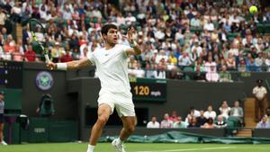 Carlos Alcaraz logró un imponente debut en Wimbledon contra Jérémy Chardy