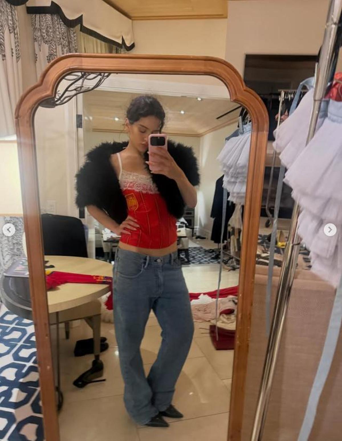 Rosalía publica un carrusel de fotos, con una camiseta de la selección española modificada.