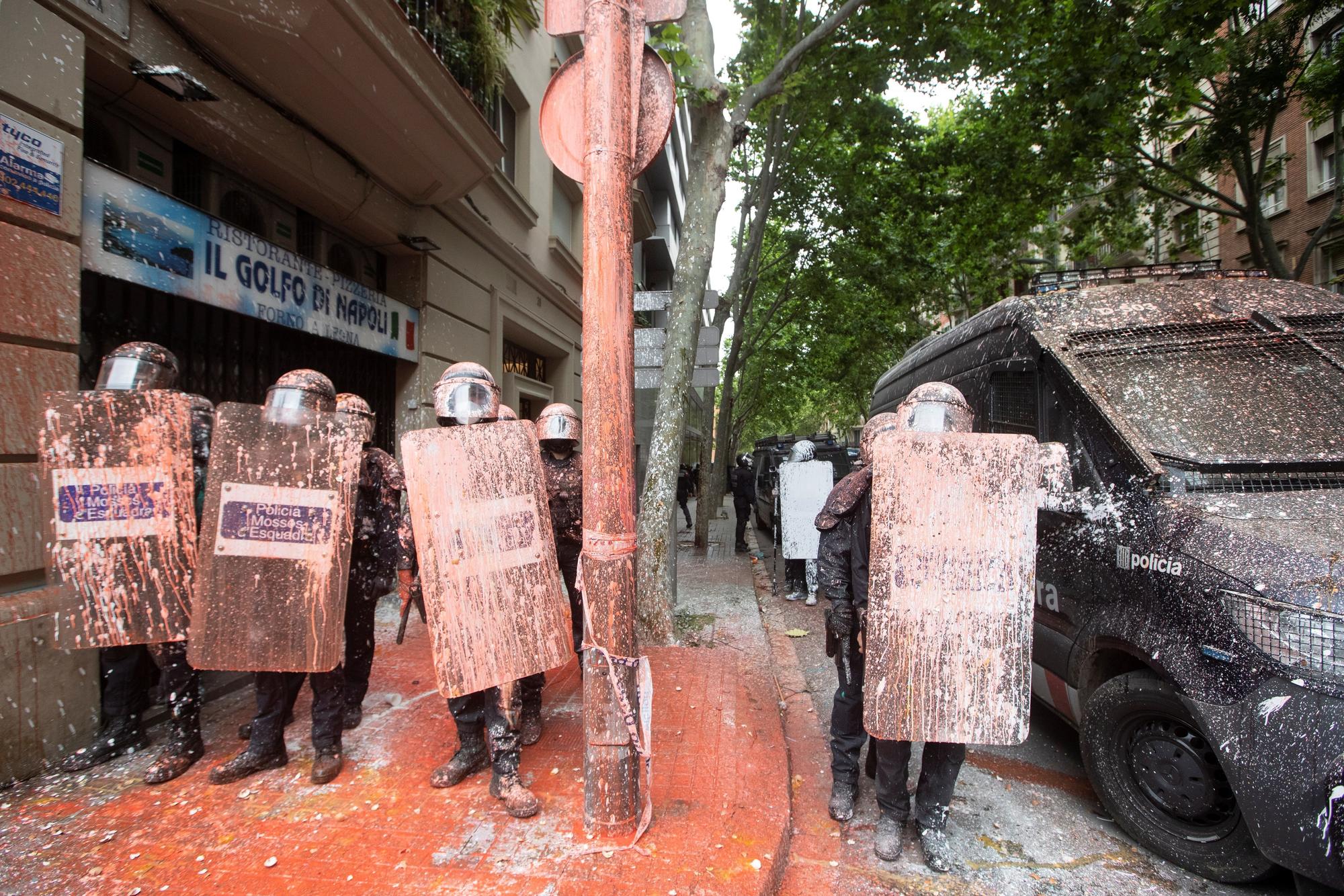 Càrrega policial i llançaments d'objectes i pintura en un desnonament a Barcelona