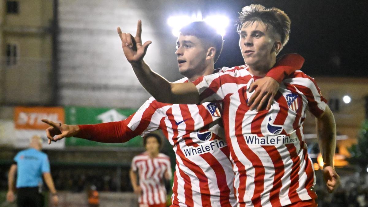 Pablo Barrios celebra el gol contra el Arenteiro junto a Alberto Moreno, otro canterano del Atlético