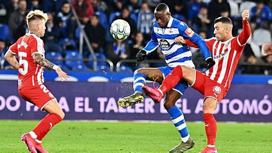 El deportivista Mujaid, entre dos jugadores del Girona el pasado viernes en Riazor.