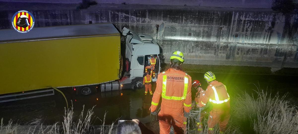 Los bomberos en plenas labores de rescate del conductor del camión accidentado en Gavarda.
