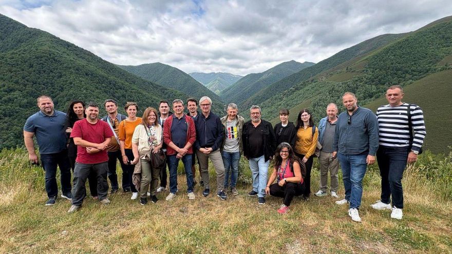 Representantes de las diferentes delegaciones, en el mirador de Oballo, con Muniellos al fondo.