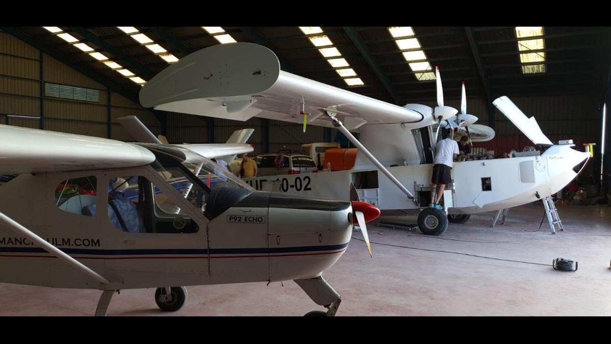El dron más grande del mundo, al fondo en la imagen, se expuso en el ‘stand’ de Canarias durante Expodronica 2021.