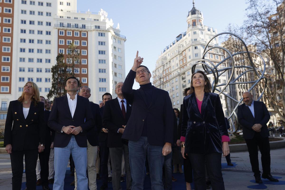 Feijóo carrega contra Sánchez per comparar la manifestació contra ell amb la de Barcelona: «Està una mica perdut»