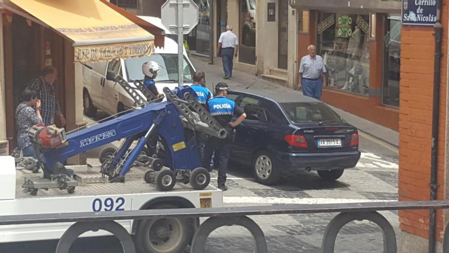 Los agentes con el vehículo inmovilizado en la calle Carnicerías.