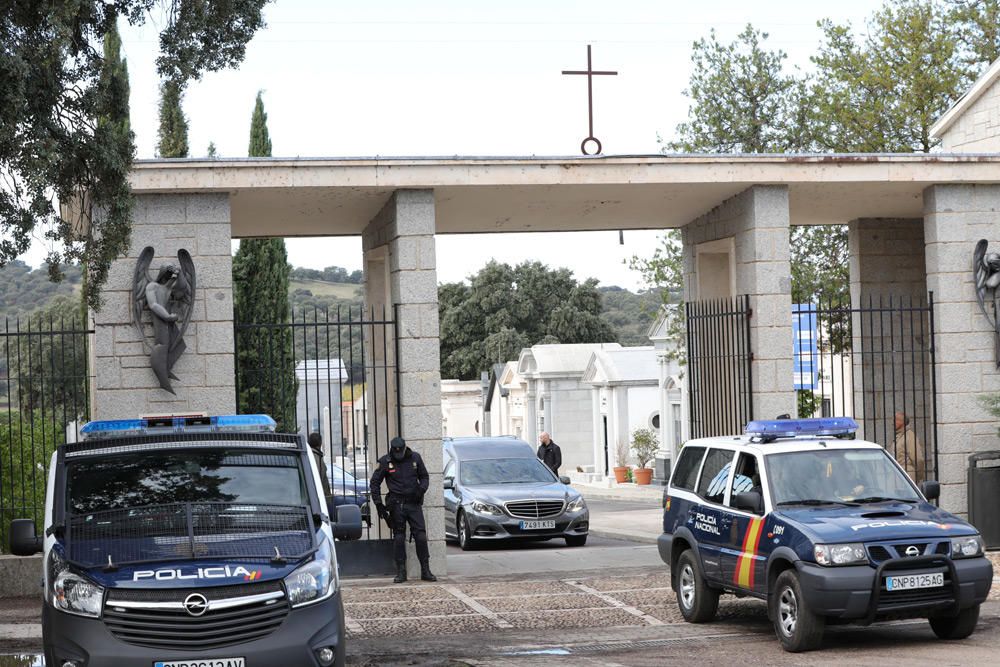 El coche fúnebre que trasladará los restos mortales de Francisco Franco sale del Valle de los Caídos. EP