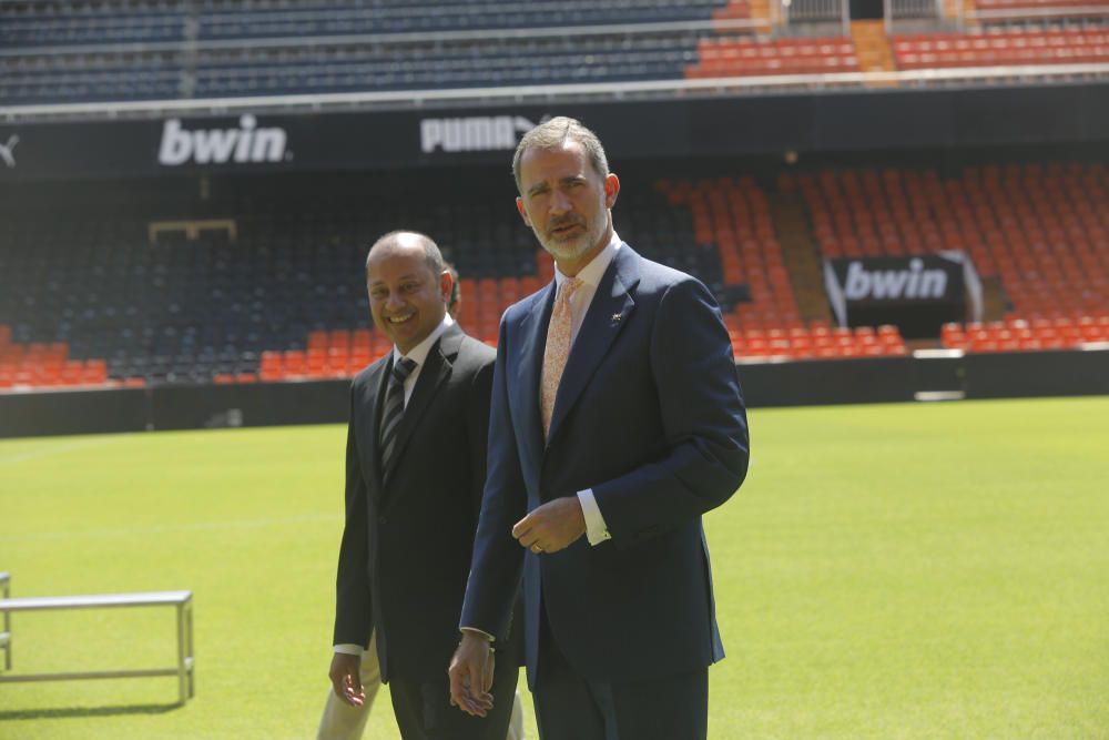 El rey Felipe VI felicita a la plantilla del Valencia CF por conseguir la Copa