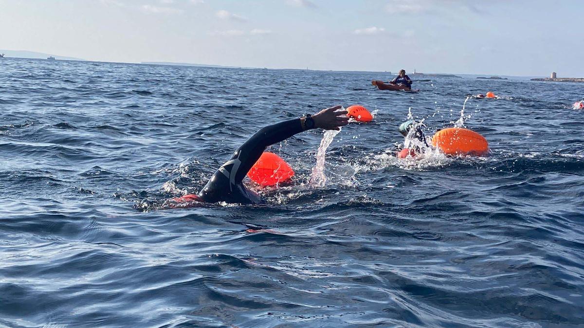 El paratriatleta Javier Vergara cumple con éxito su reto de 5km de natación por una causa benéfica