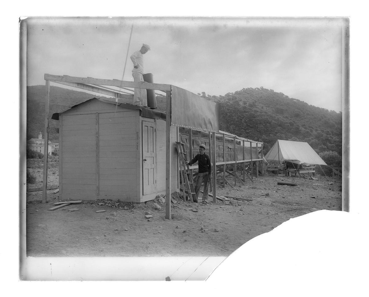 Marineros trabajando en el observatorio de Portaceli.