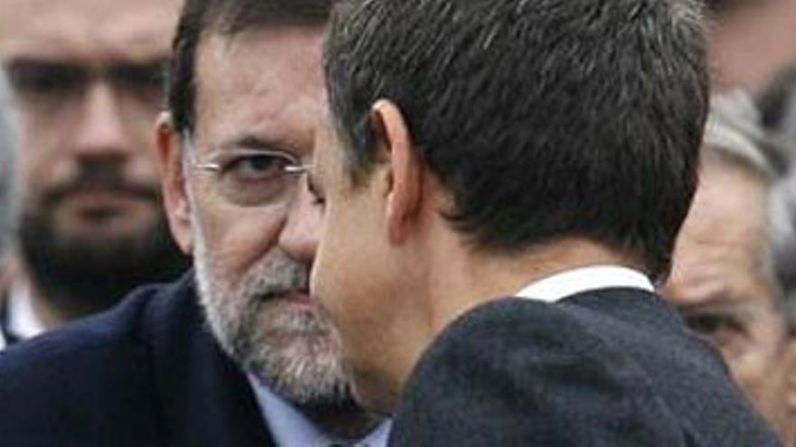 Zapatero y Rajoy pujan por el centro con guiños al electorado del rival