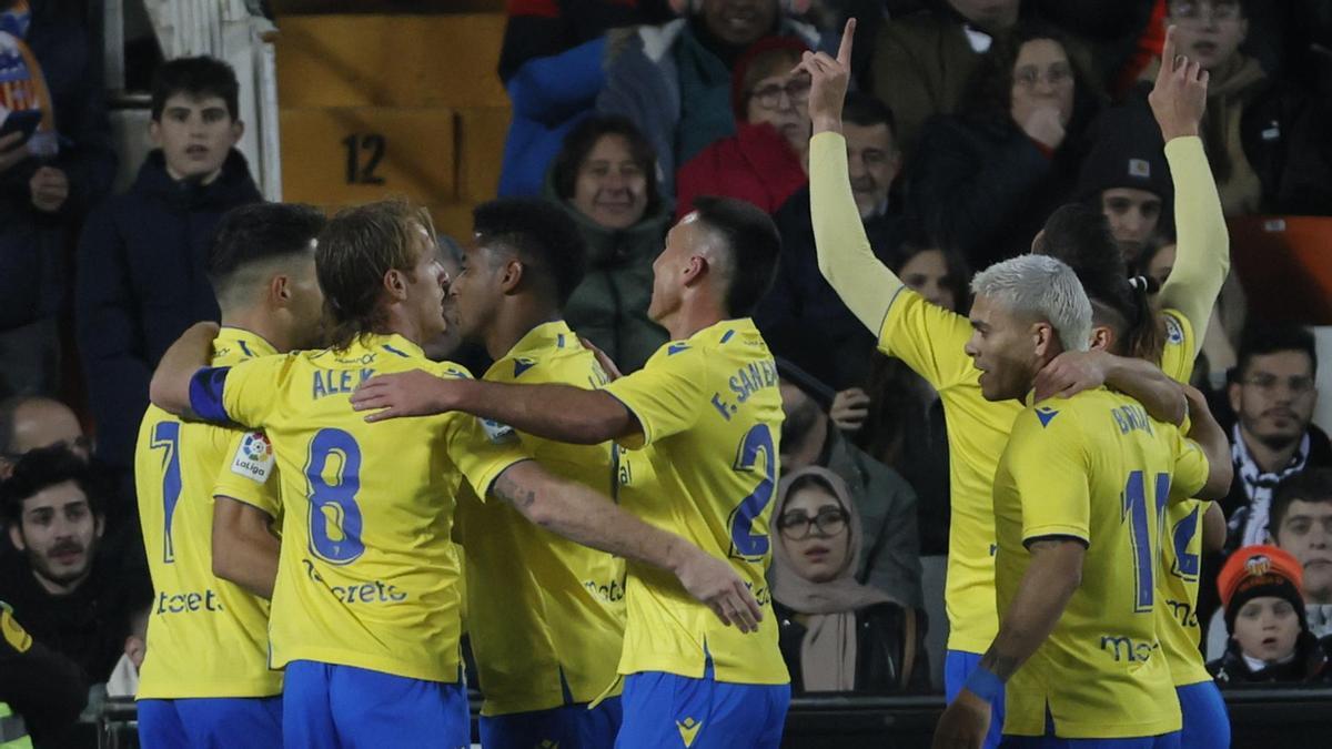 Los jugadores del Cádiz celebran el gol de Alcaraz.