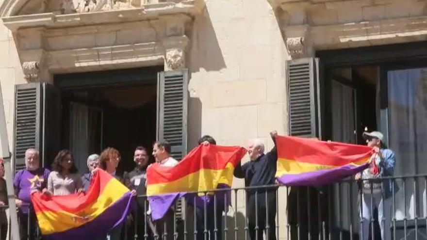 La bandera republicana ondea en el Ayuntamiento