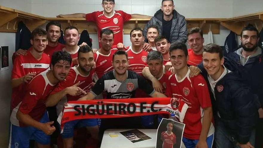 Los jugadores del Sigüeiro festejan su clasificación para la final de la Copa do Sar frente al Laro.