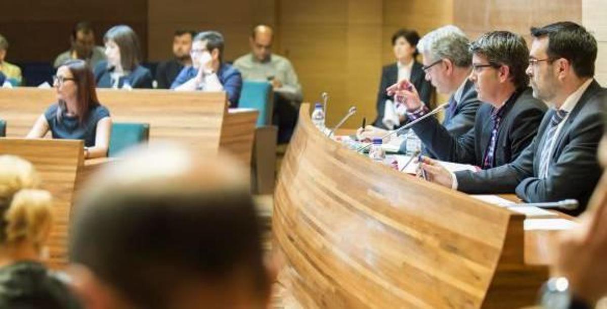 El exalcalde de Requena incendia el pleno de la diputación al criticar "el imperialismo" del valenciano