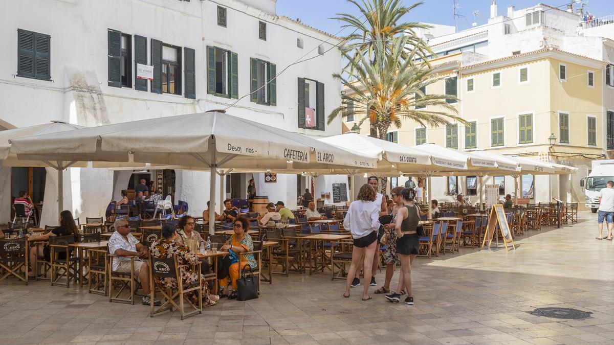 Las terrazas del centro histórico de Ciutadella invitan a saborear la isla sin prisa, entre plazas luminosas y fachadas encaladas.