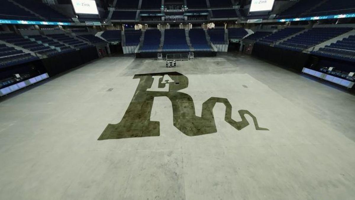 El estadio de conciertos WiZink Center de Madrid con el suelo decorado con el el logotipo de La Raíz
