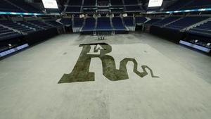 El estadio de conciertos WiZink Center de Madrid con el suelo decorado con el el logotipo de La Raíz