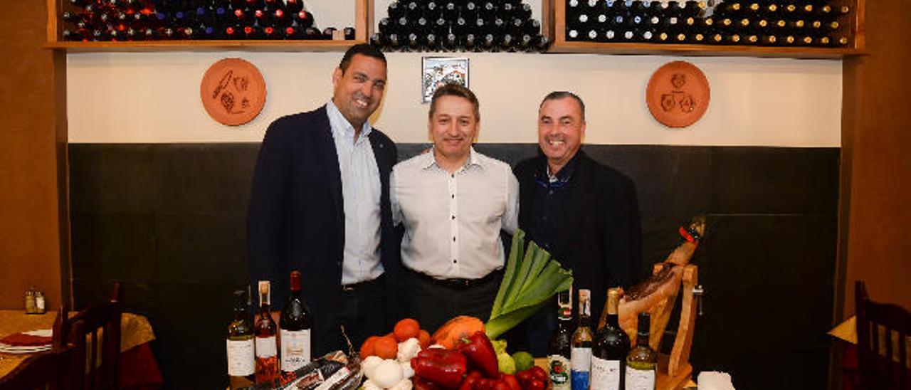 Gustavo Santana, de Nevitt Canarias; Fran González, del restaurante Quebeque; y Víctor Galván, prestigioso distribuidor.