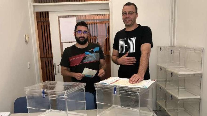 Tomás Hermelo y Suso Pérez, ediles de ASpUN con las urnas para la consulta popular. // G.N.