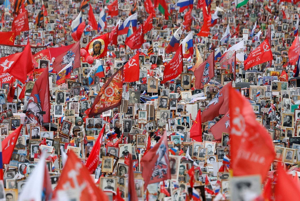 Miles de personas asisten a la marcha del Regimiento Inmortal en el Día de la Victoria, que marca el 77 aniversario de la victoria sobre la Alemania nazi.