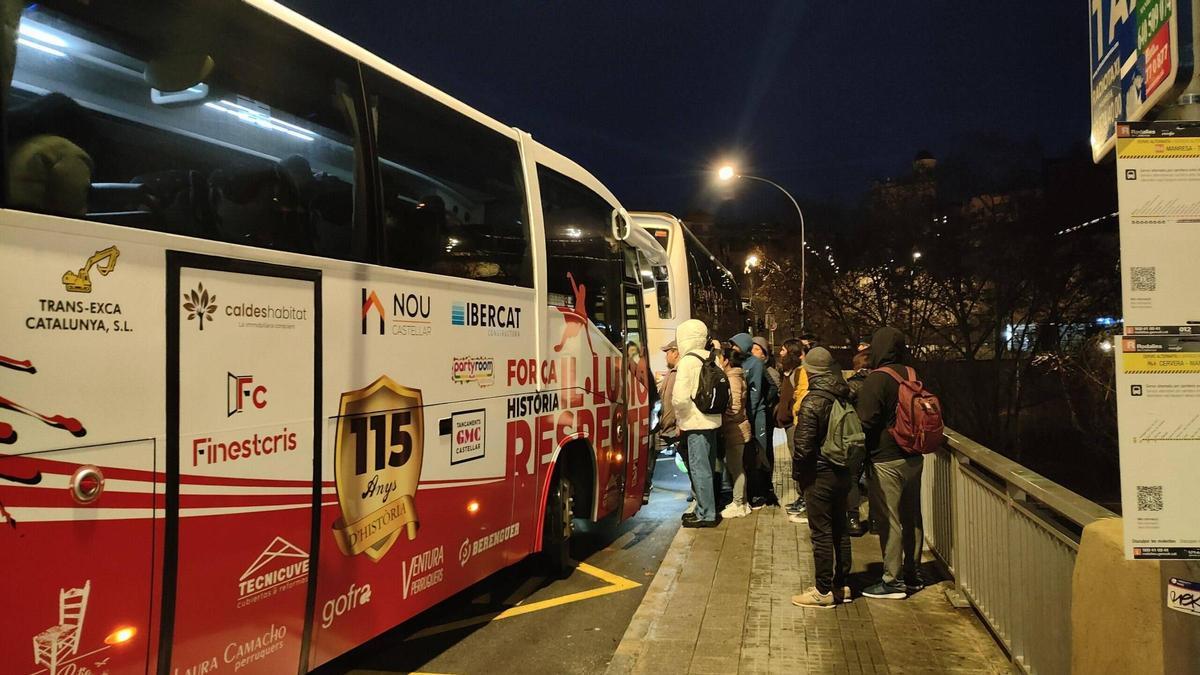 Usuaris agafant el bus del servei alternatiu a l'estació de Manresa, els primers dies d'incidència