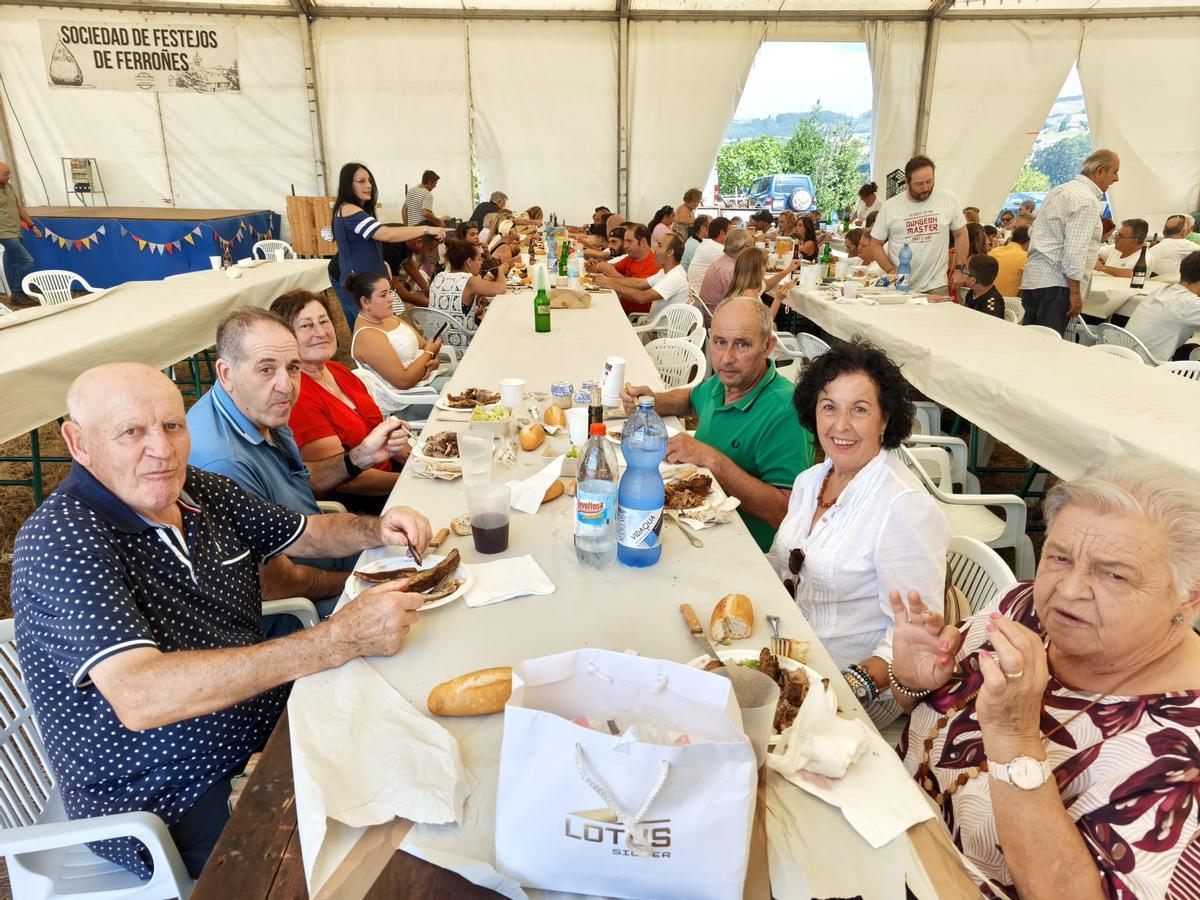 Así fue la V Comilona de las fiestas de Ferroñes, en Llanera
