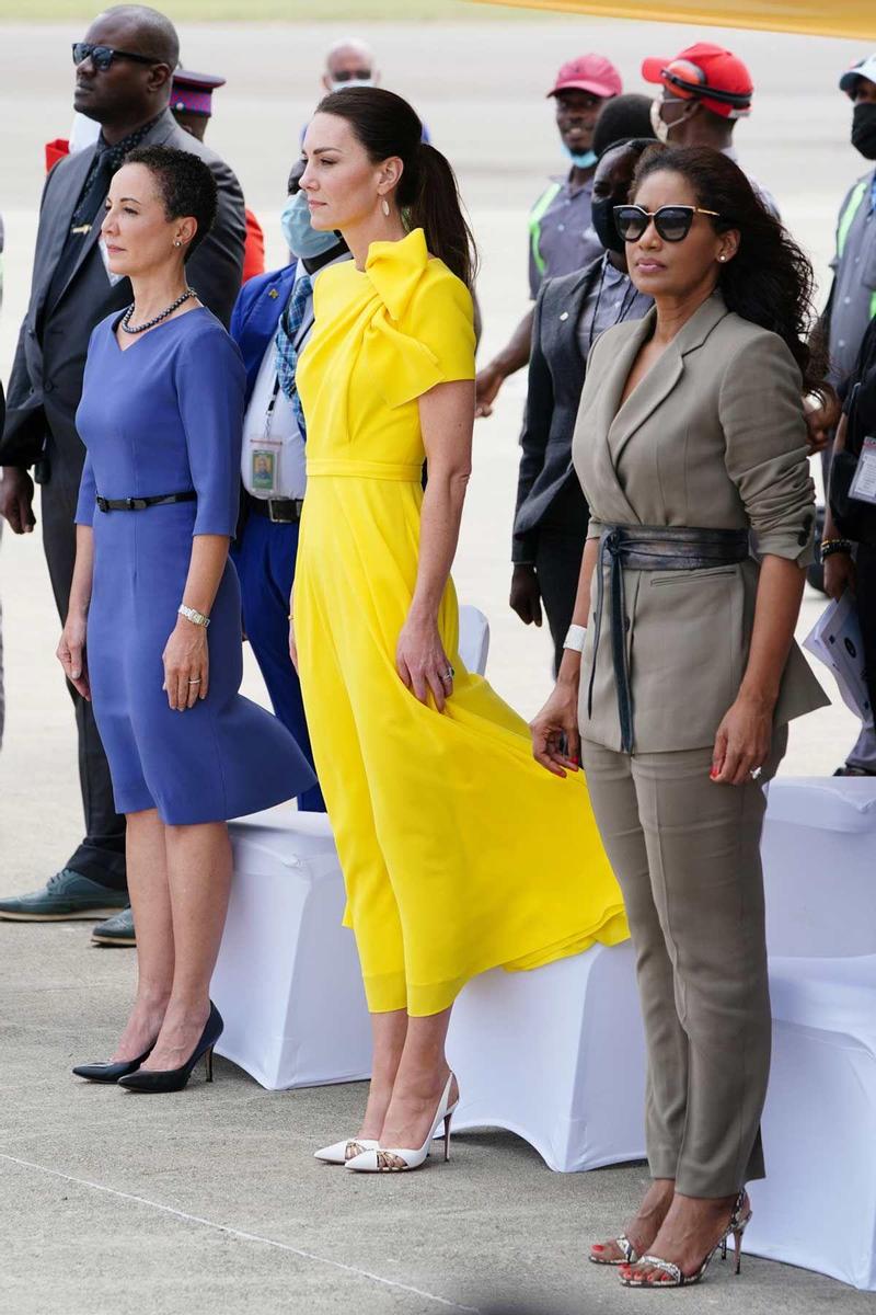 Kate Middleton con vestido amarillo a su llegada a Jamaica