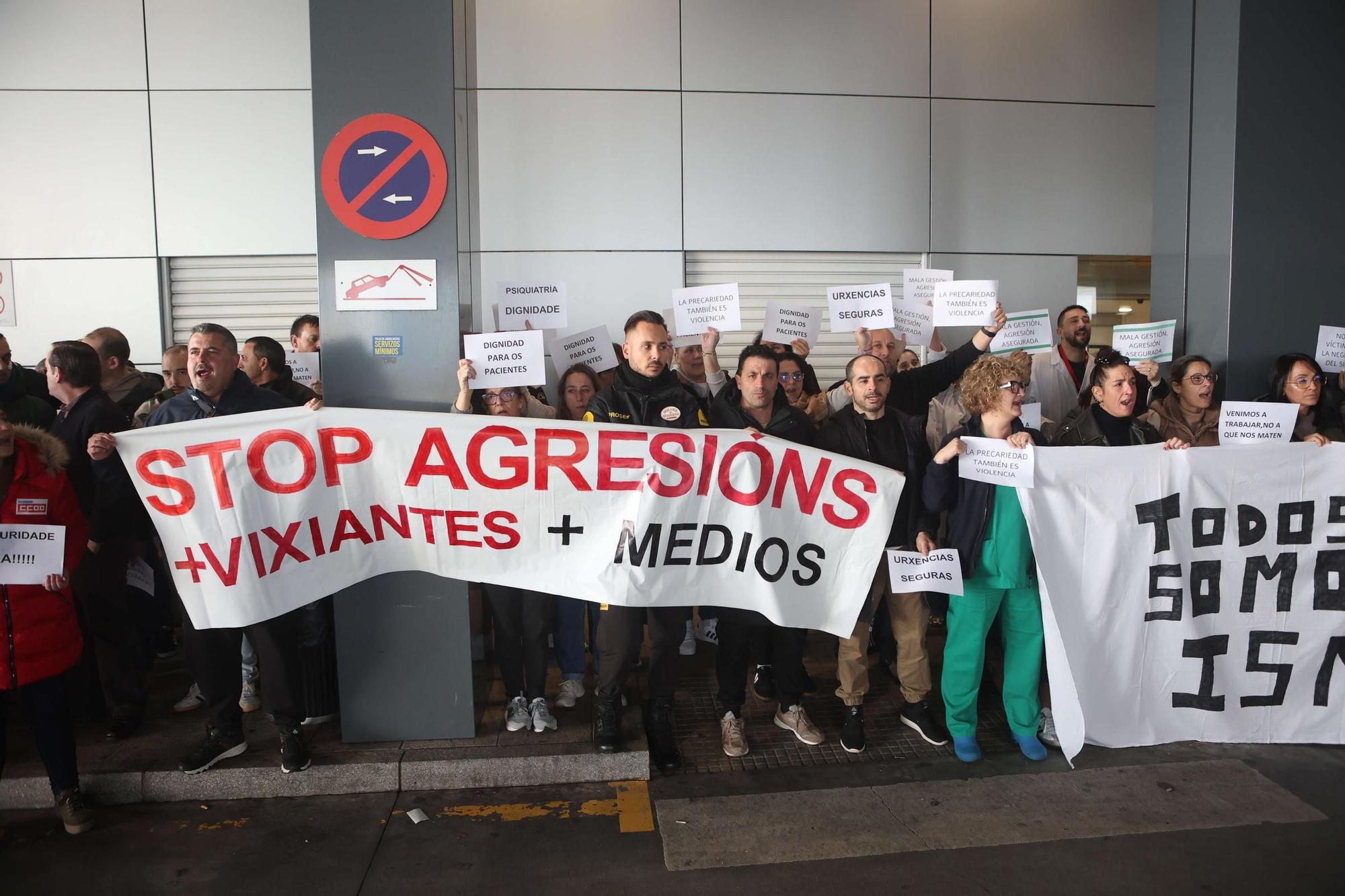 Protesta en el Chuac tras agredir un paciente con arma blanca a un enfermero y un vigilante