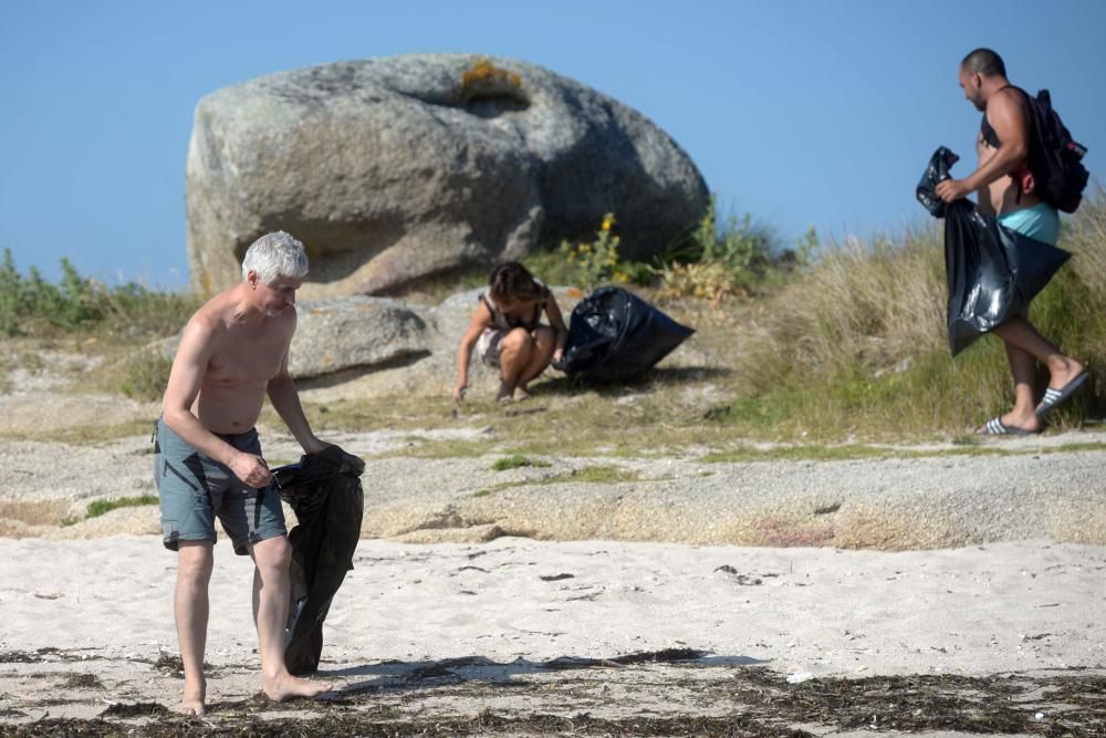 Voluntarios ponen a punto las playas de A Illa