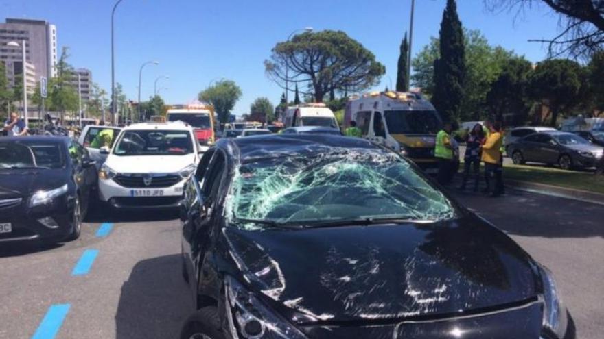 Choque entre un coche de Uber y dos taxis en Madrid: cuatro heridos frente a las Cuatro Torres