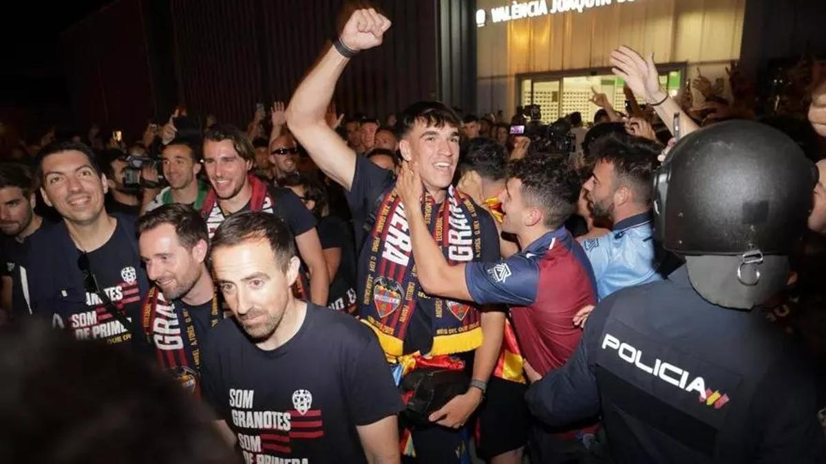 Carlos Espí celebra con la afición del Levante UD el ascenso a su llegada a Valencia esta pasada madrugada.