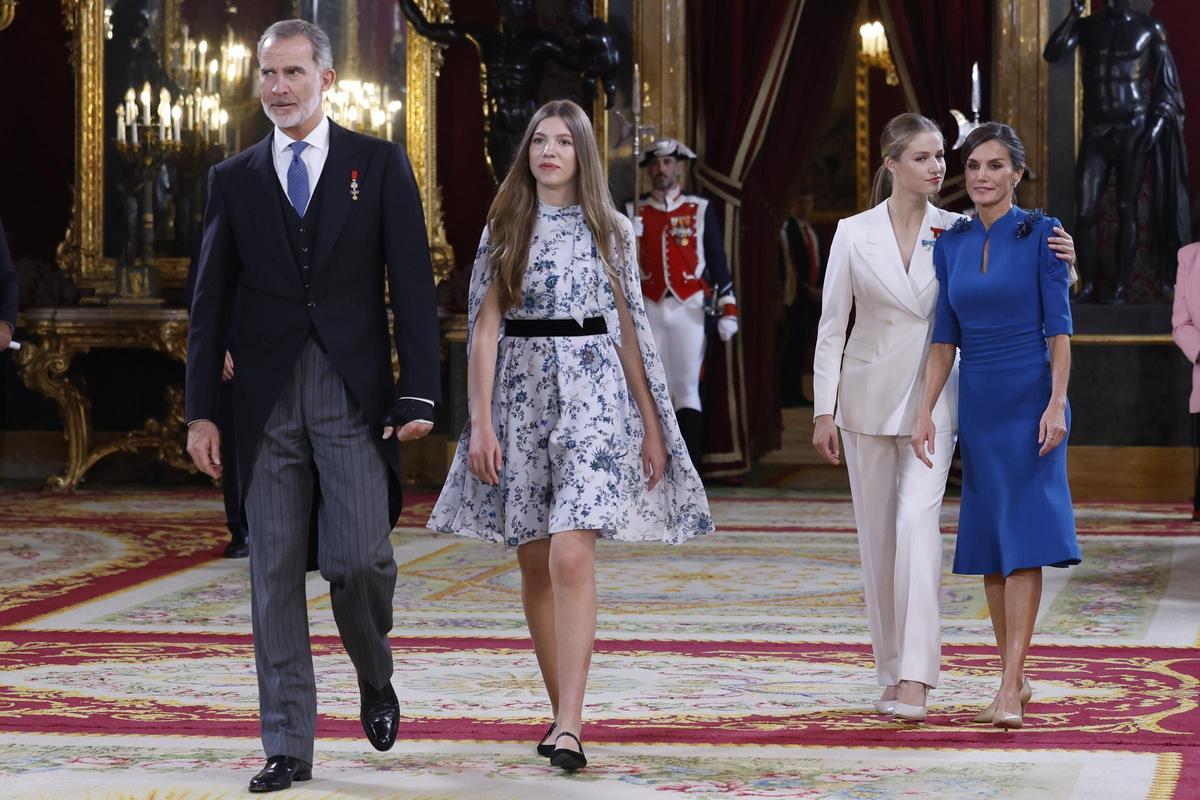 Sofía, junto al Rey, con la princesa Leonor y la reina Letizia, tras la jura de la Constitución en el Congreso de la heredera.