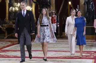 Sofía marca perfil en la jura de la Constitución de Leonor con un vestido alquilado de la firma preferida de los 'royals' británicos