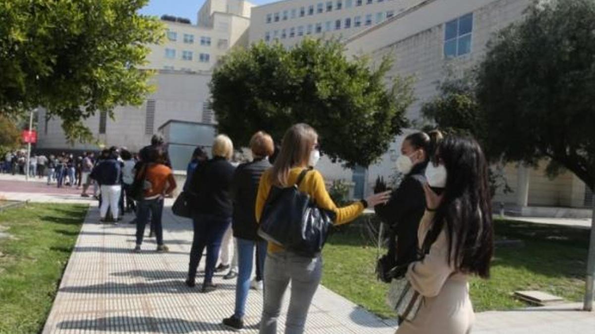 Colas para vacunarse contra el covid y preparación para poner las dosis al profesorado en el Hospital General de Alicante