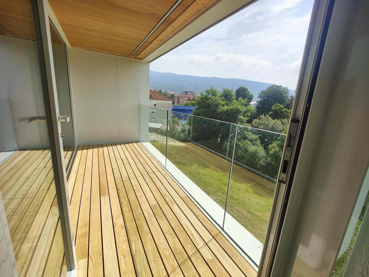 Balcón de la fachada trasera, con vistas hacia la ría de Vigo.