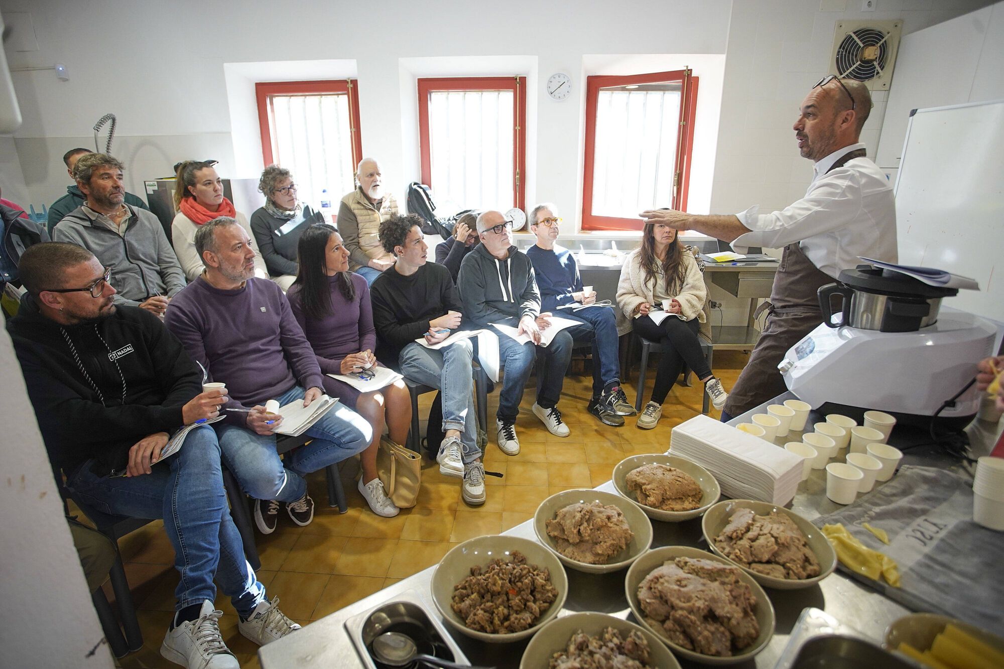 Monells escola Agrària de l&#039;Empordà. Finca Camps i Armet formació per perfeccionar les tècniques en l&#039;elaboració de canelons i croquetes, impartida per Quim Casellas, xef del restaurant Casamar (Llafranc), reconegut amb estrella Michelin