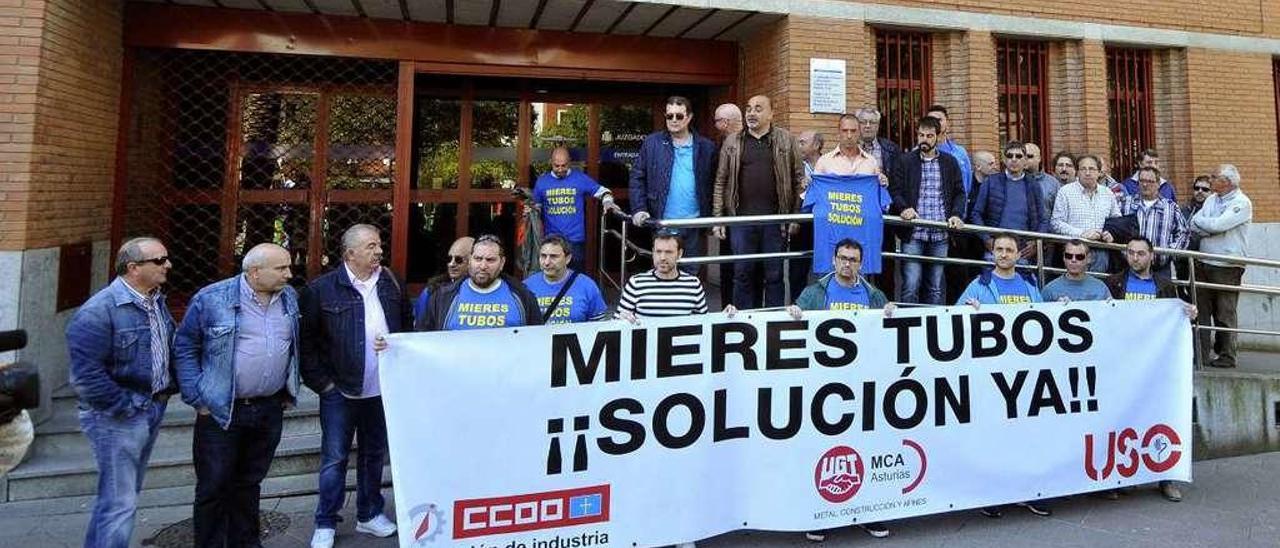 Algunos de los trabajadores de Mieres Tubos, durante una protesta ante los Juzgados.