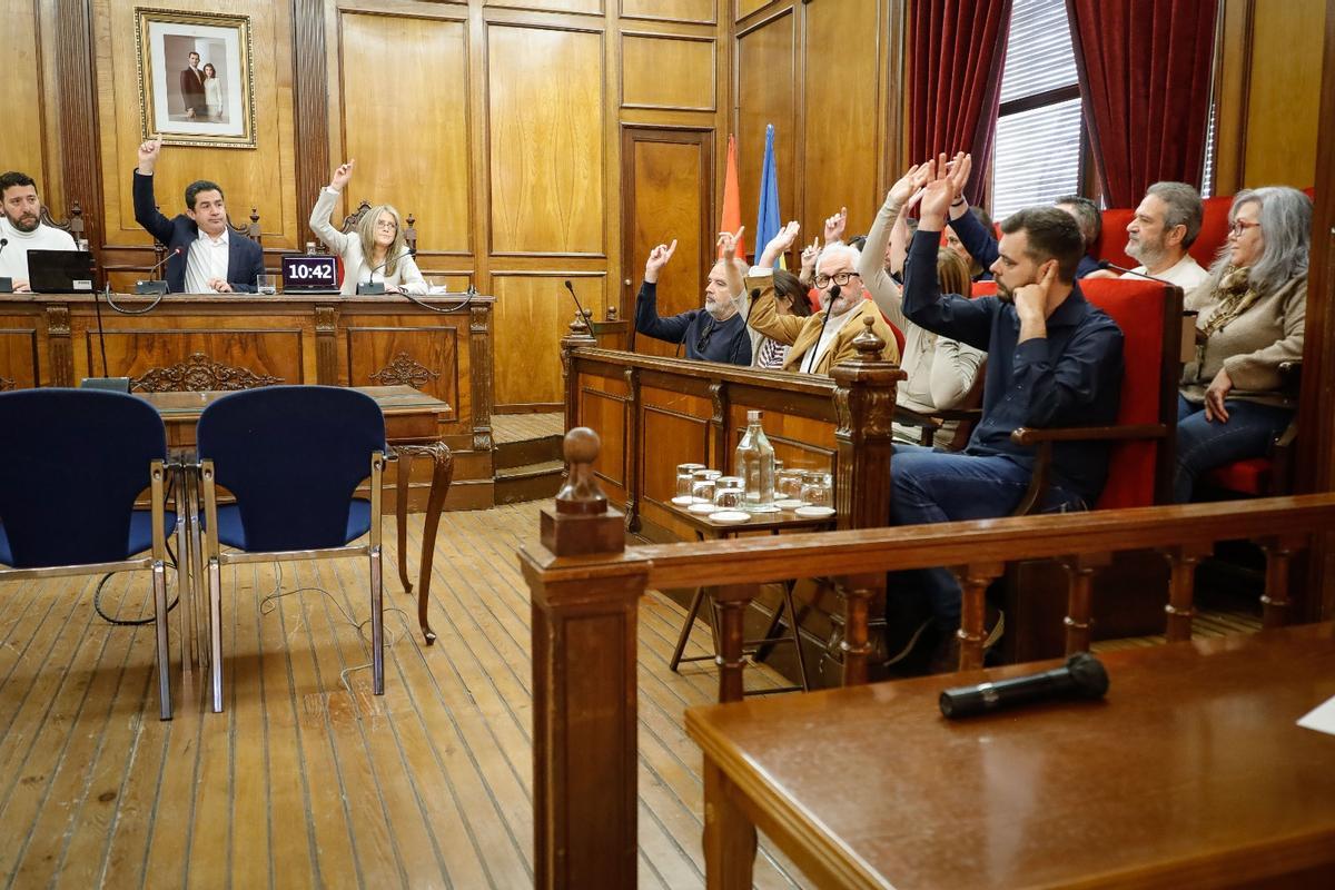 Votació dels 13 edils del PSOE i Compromís a favor dels pressupostos.