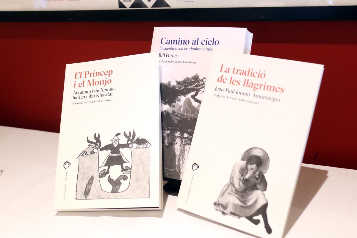 ‘El Príncep i el Monjo’, ‘La tradició de les llàgrimes’ y ‘Camino al cielo. Encuentros con ermitaños chinos’, primeros libros del nuevo sello Tres Portales.