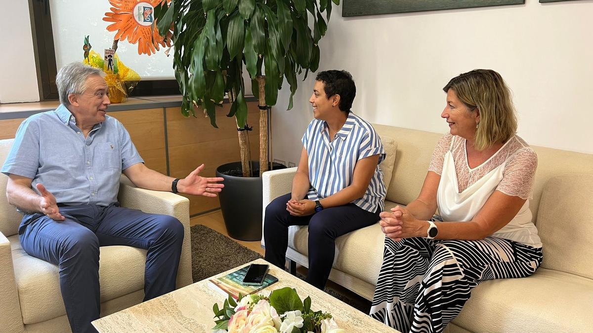 La consellera de Salud, Patricia Gómez, con la directora general de Calidad, Transformación y Gestión del Conocimiento de Asturias, Tania Cedeño, y con el coordinador de la asignatura Medicina Familiar del Grado de Medicina de la UIB, Ignacio Ramírez.