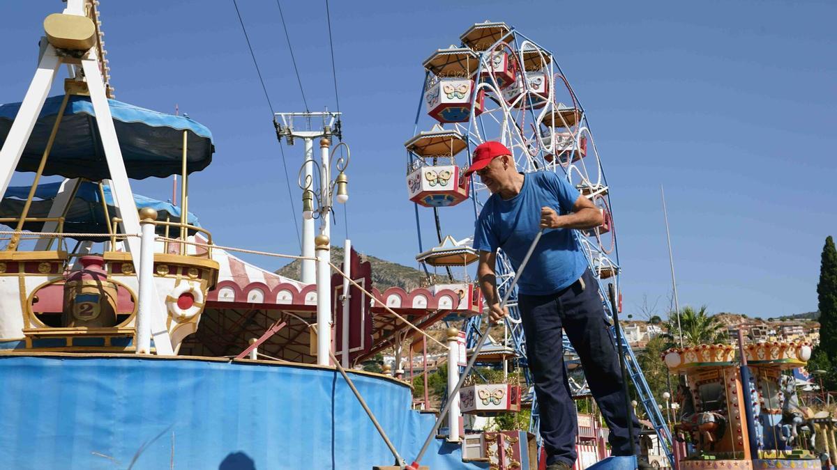 Juan Carmona, uno de los trabajadores del parque de atracciones Tivoli que cuida y mantiene tras su cierre, en una imagen de archivo..