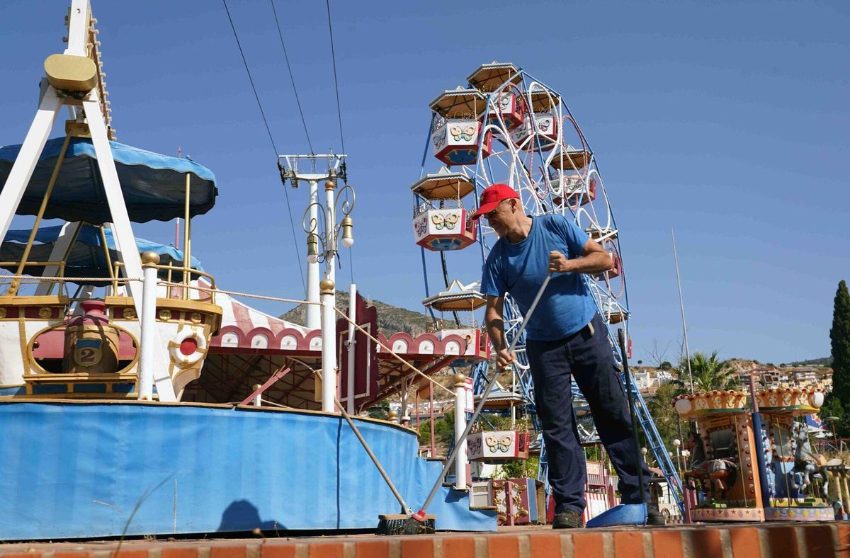 MLG (Benalmádena) 02-07-2025.-Juan Carmona, uno de los cinco trabajadores del parque de atracciones Tivoli que cuida y mantiene tras su cierre desde hace 5 años.